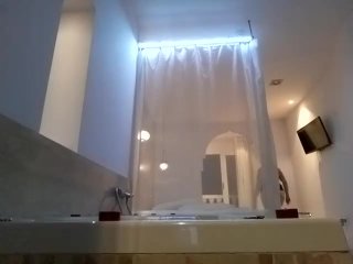 teen española Nikki Litte tragando leche en la bañera y fetiche de las velas