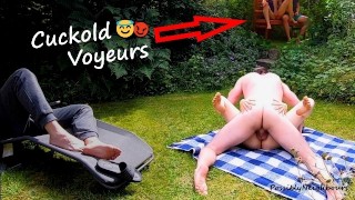 Openbaar Park Vrouw Deelt Cuckold Plezier Met Masturberende Voyeurs