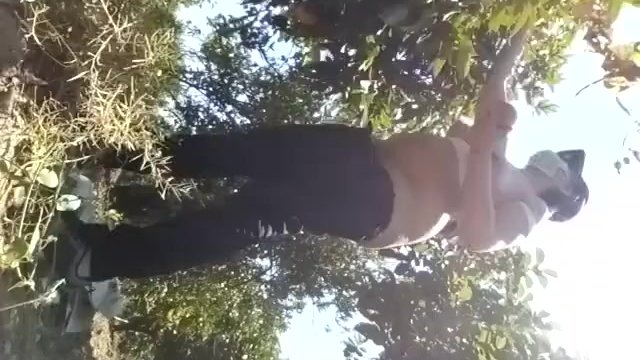 Se Desnuda En Público Por La Calle Cogiendo Naranjas