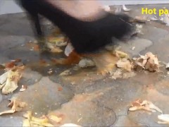 Destruction de plusieurs têtes d'ail et œufs pourris avec des talons hauts