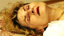 Волосатая 81-летняя мама нуждается в грубом