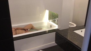 รอไม่ไหว ช่วยตัวเองรอ | Masturbating in bath tub