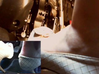 Spia i bellissimi piedi di Nicoletta mentre guida la sua_macchina