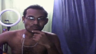Naked, hombre atractivo y sensual haciendo show de webcam en vivo