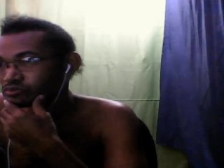 Hombre desnudo, atractivo y sensual haciendo show webcam live