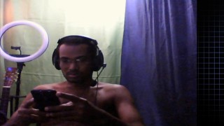 Hombre desnudo, atractivo y sensual haciendo show webcam en directo