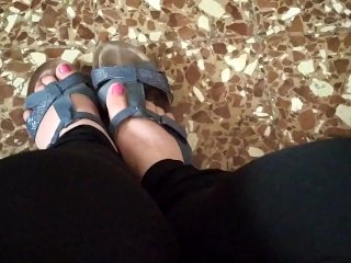 SHOEPLAY, DANGLING E SIMULAZIONE FOOTJOB MENTRE TI DICO PORCATE! DA SBORRARE