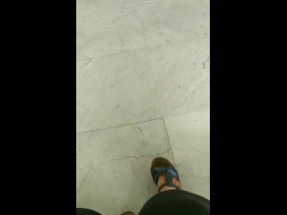 DANGLING E SHOEPLAY NELLA SALA_D'ATTESA DELL'OSPEDALE! DANGLING IN PUBBLICO!