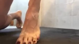 Cumming sui propri piedi e unghie dipinte