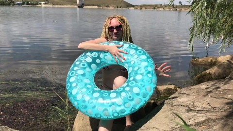 Inflando um anel de natação no lago