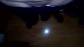 Я вытаскиваю свои спортивные шорты и показываю свой член