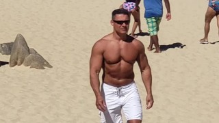 Robert van Damme è vivo, questo è a Cabo San Lucas 