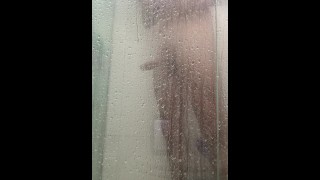 Masturbazione con la mano sotto la doccia della suocera