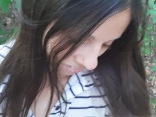 Расплатилась за сигарету кунилингусом в лесу. Чуть не застукал прохожий, но кончить ей в рот удалось