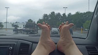 Blote voeten op de parkeerplaats van de supermarkt