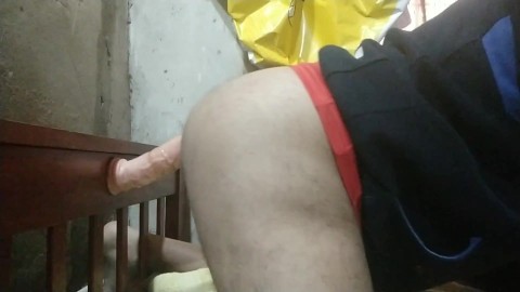 Argentino jugando con un dildo