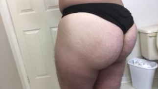 Толстая, сочная, волосатая пузырчатая попка мальчика в трусах-стрингах