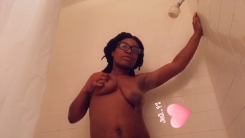 Titty plaagt in de douche 