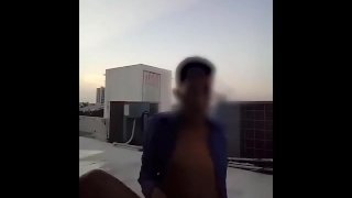 Masturbando no telhado do hotel