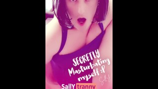 La Masturbazione di una SEXY TRAV SOTTO ad un TAVOLO!!!