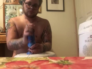 跨性别男人把打结的假阳具放在他的屁股上