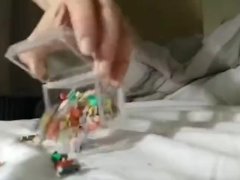 GIGANTESSA SCHIACCIA PICCOLI OMINI CON IL SUO GROSSO SEDERE E I SUOI MERAVIGLIOSI PIEDI PRENSILI