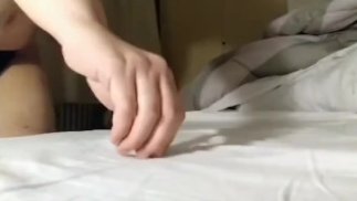 ВЕЛИКАНША ДАВИТ МАЛЕНЬКИХ ЧЕЛОВЕЧКОВ СВОИМ БОЛЬШИМ СИДЕНЬЕМ И ЧУДЕСНЫМИ СВИСАЮЩИМИ НОГАМИ