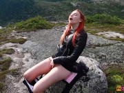 Preview 5 of Девушка решила расслабиться, помастурбировать свою киску и получить оргазм высоко в горах!