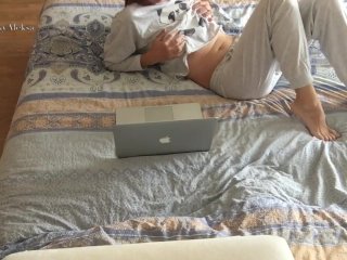 Ее поймали во время просмотра порнофильма. Мастурбация и оргазм