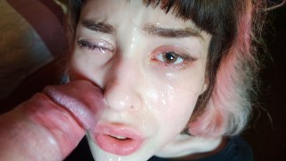 Keelneuken en smeren van speeksel op het gezicht