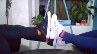 Duas garotas comparando sapatos e meias