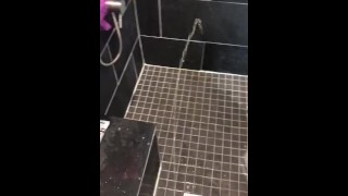 Explosão de mijo no chuveiro para um amigo 