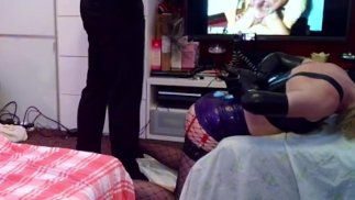 丽莎被埃塞克斯女孩丽莎鞭打