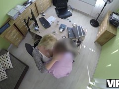 VIP4K. L'agent frappe la chatte serrée de  puis il approuve le prêt des filles