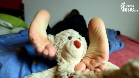 足の窒息と踏みつけのテディベア(チェコの足の裏、足の支配、フェムドム、素足)