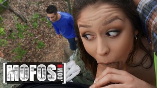 Mofos - Hotの可愛い人と森の中でクソCatalina Ossa