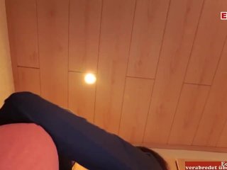 Verheiratete deutsche Frau mit Brille und schwarzen Nylons fickt mit fremden in der Küche