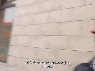 HUNT4K. La vagina rasata della bionda carina dovrebbe essere sbattuta molto forte