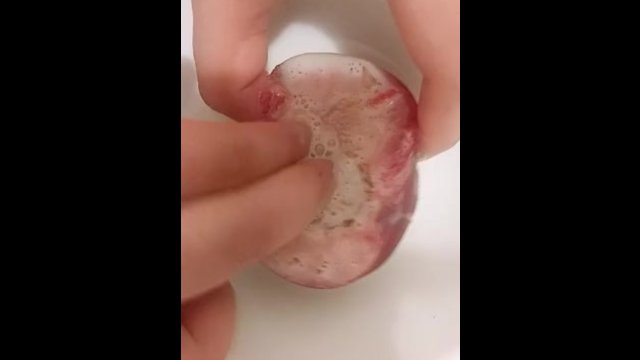 Сливу трахают пальцами