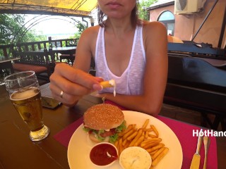 Comiendo Hamburguesa y Parpadeando En El Café Transparente T-camisa Sin Sujetador (teaser) V2