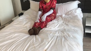 Zentai in mandarijn jurk met satijnen handschoenen