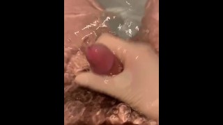 Латексные перчатки для ванны мастурбирует
