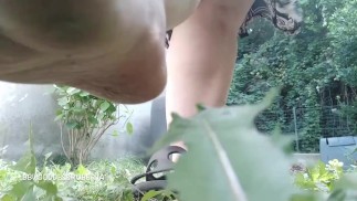 女巨人走在草地上，向你展示她肮脏的脚底，然后压碎你