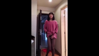 Ladyboy asiático masturbando seu pau mostrando para uma mulher e gozando