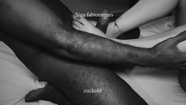 Pés interracial Hotwife branquinha esfregando os pés no pau do negão