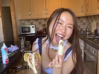 胸にキスマークの付いたアジアン冥土彼女がバナナと玩具でオナニー誘惑