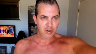 Männlicher Promi Cory Bernstein zeigt großen Schwanz in schwarzer Unterwäsche von Andrew Christian in durchgesickertem Sextape