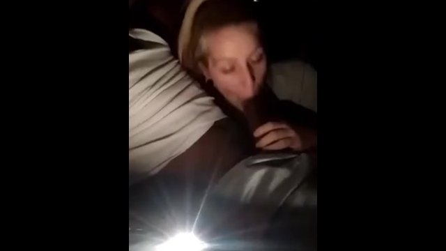 Белая девушка сосет какой-то член