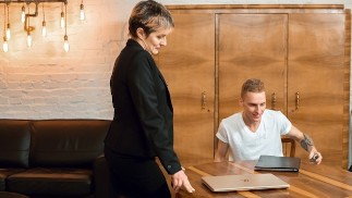 TUTOR4K. Репетитор делает мужчину слабым в коленях, чтобы он не мог перестать трахать милфу