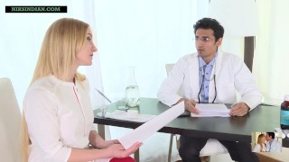 Un médecin indien imprègne une patiente blonde alors qu’elle supplie pour du sperme dans sa chatte